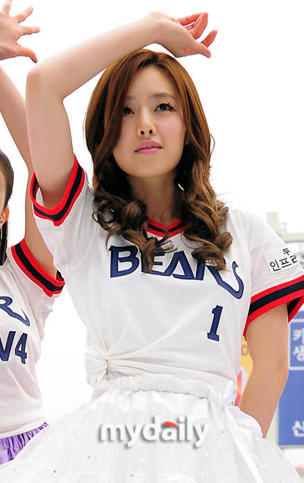 组图:洪秀雅为韩棒球赛助威