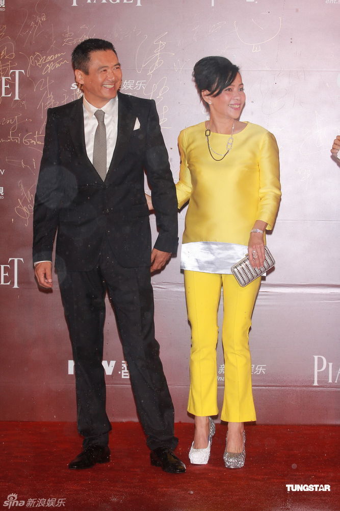 下一图集:周润发登台气场非凡发嫂着装抢眼与