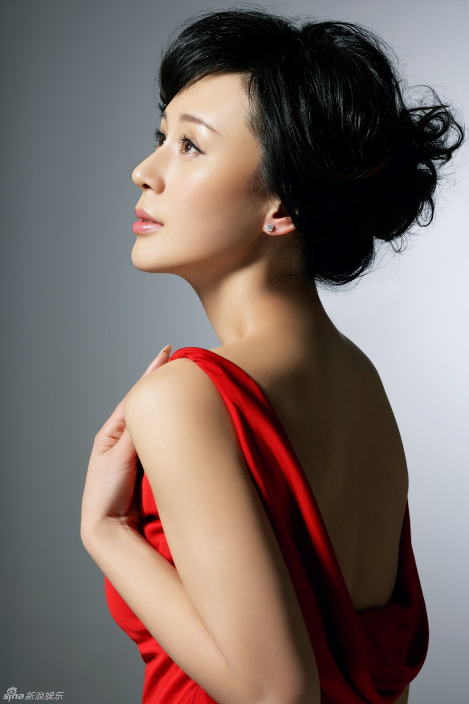 组图:杨雨婷展现百变魅力 "女村长"发布全新写真