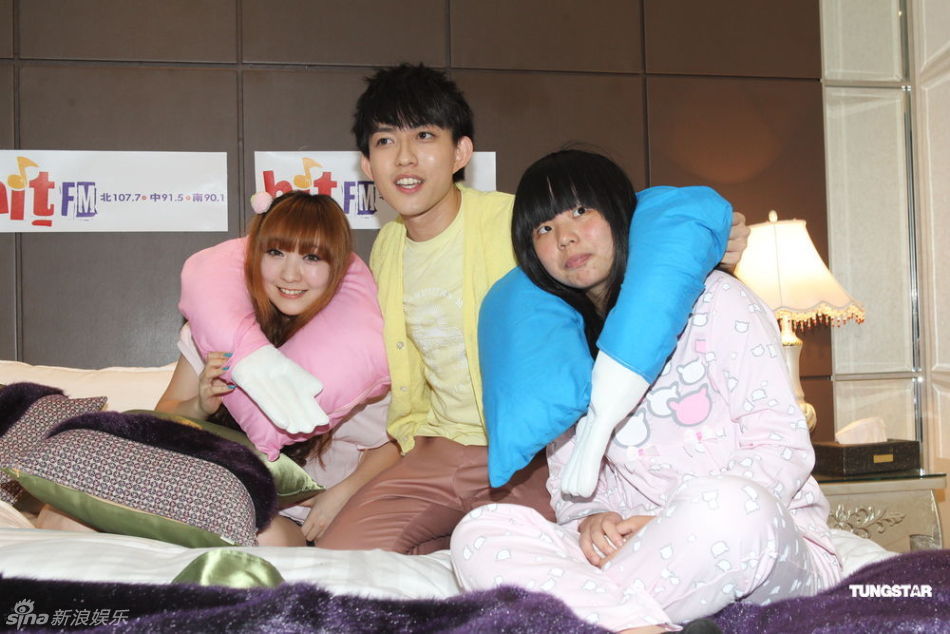 组图:林宥嘉出席活动左拥右抱 提绯闻女友尴尬