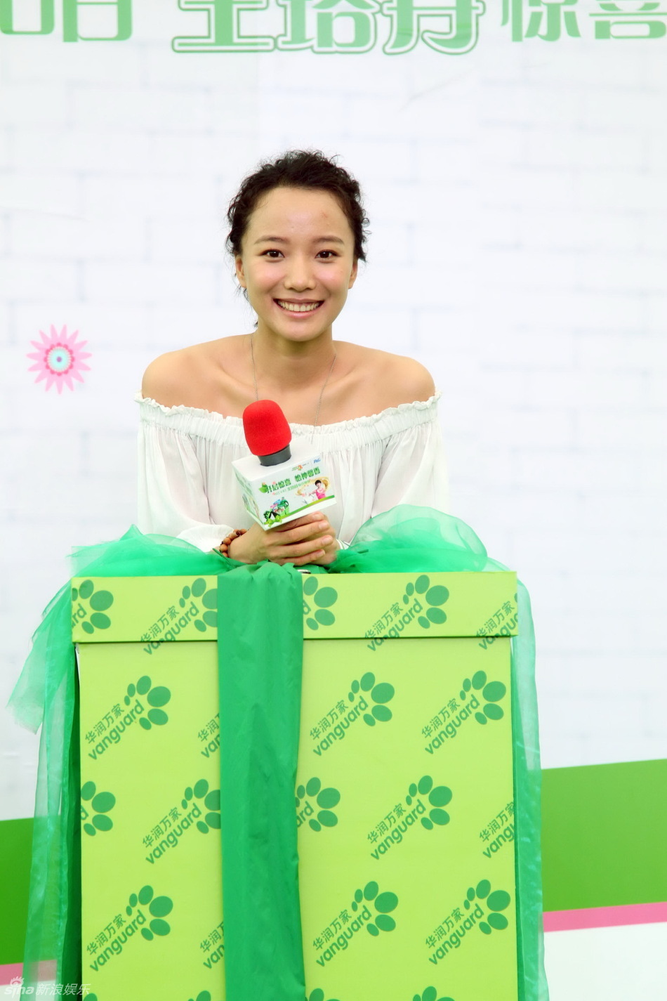组图:王珞丹现身广州会粉丝 微博自嘲额头伤疤_高清图集_新浪网