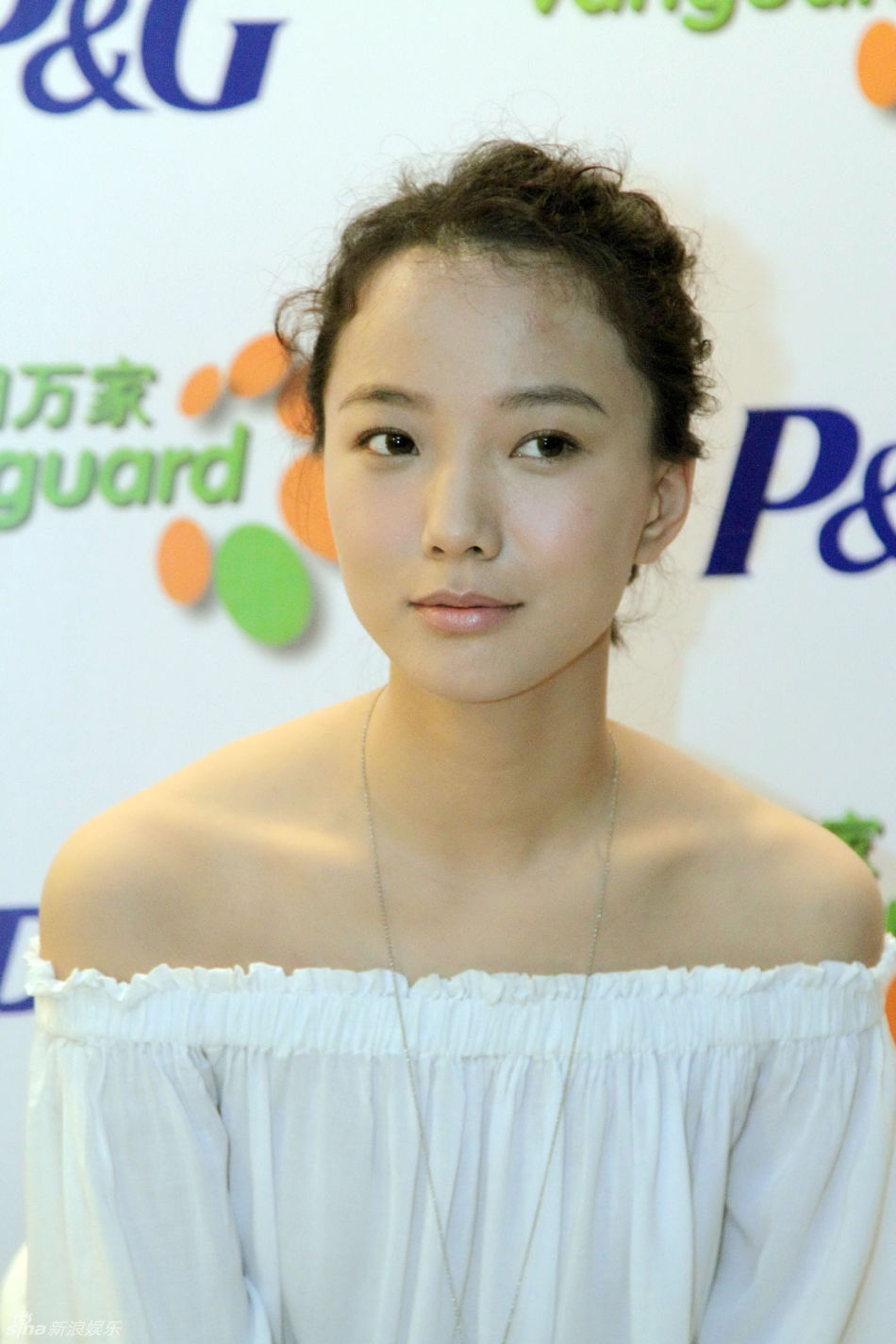 微博自嘲额头伤疤