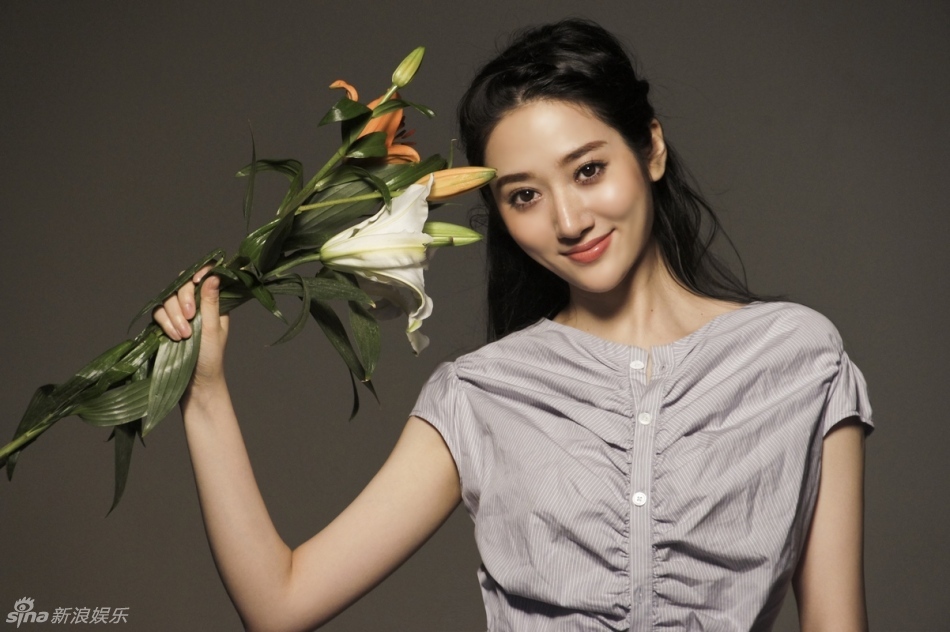 组图:张舒媛母亲节温情写真 回归质朴本色_热