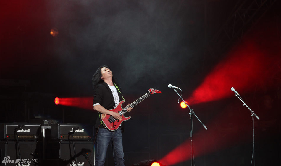 组图:直击光辉岁月演唱会 摇滚盛宴点燃激情