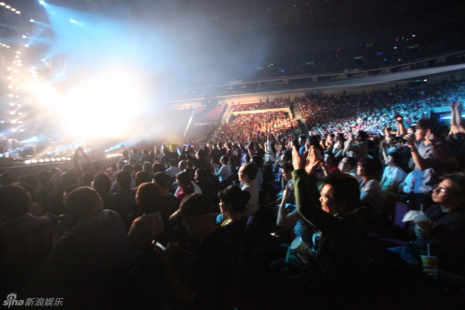 组图:直击光辉岁月演唱会 摇滚盛宴点燃激情