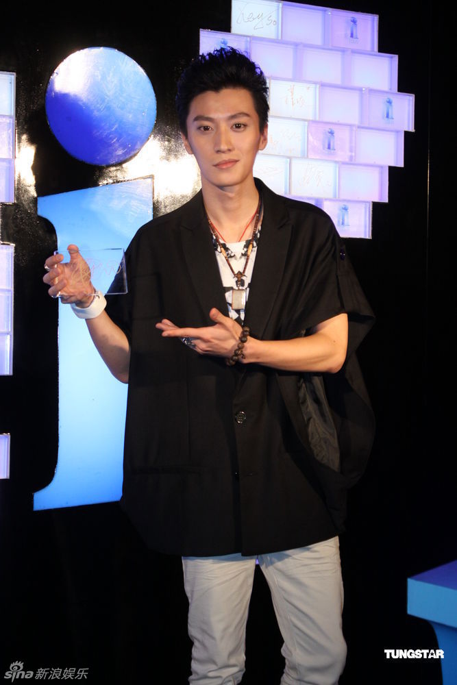 组图:周立波压轴亮相时尚派对 脸泛红光表情多