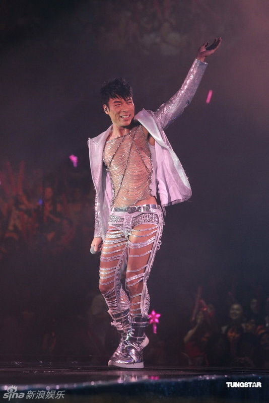 组图:许志安25周年演唱会落幕 郑秀文等捧场 -