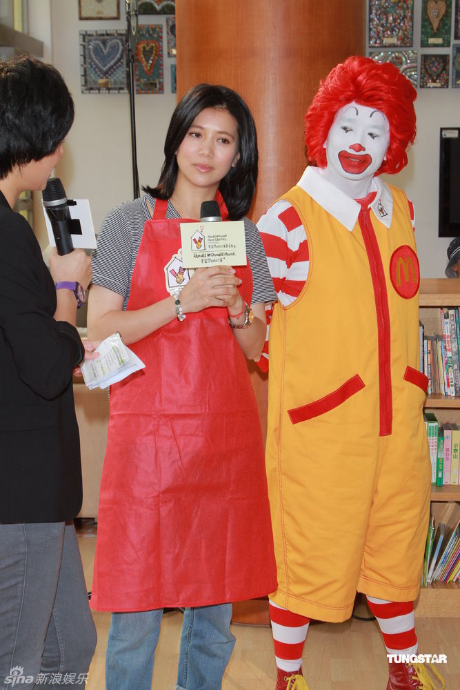 组图:袁咏仪出席活动谈峰芝婚变 为谢霆锋夫妇