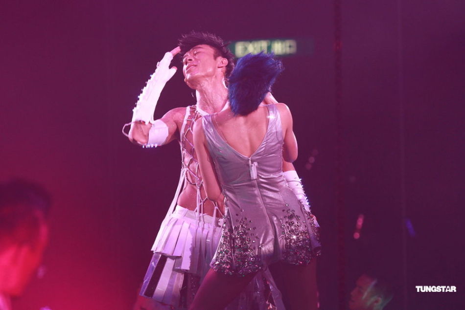 高清组图:许志安香港性感开唱郑秀文现身不许求