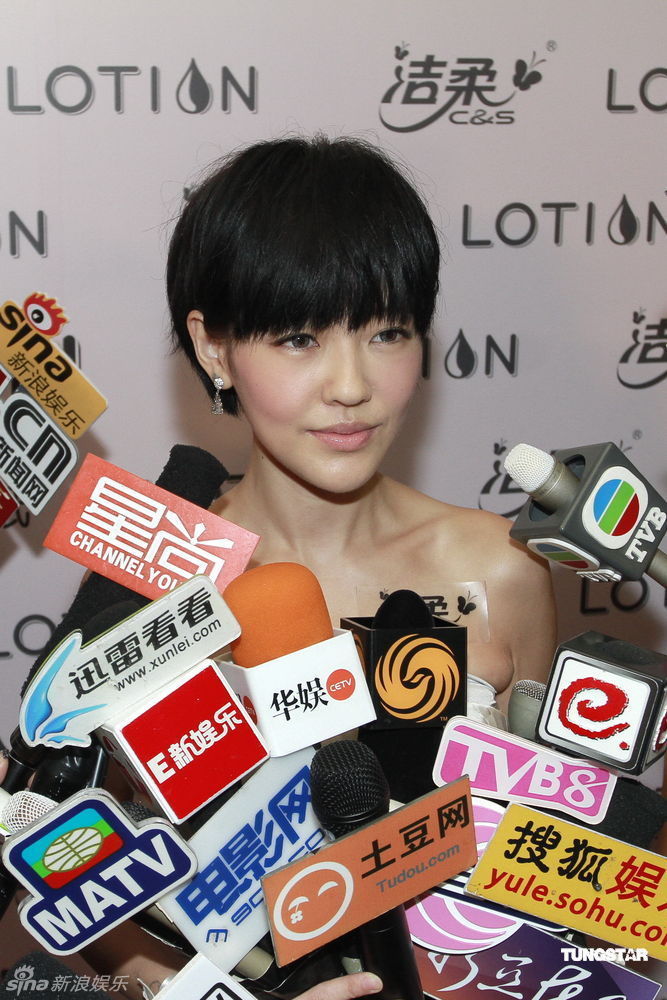 小s接纳采访; 小s风骚代言 高叉裙秀美腿; 徐熙娣可爱短发做代言 一身