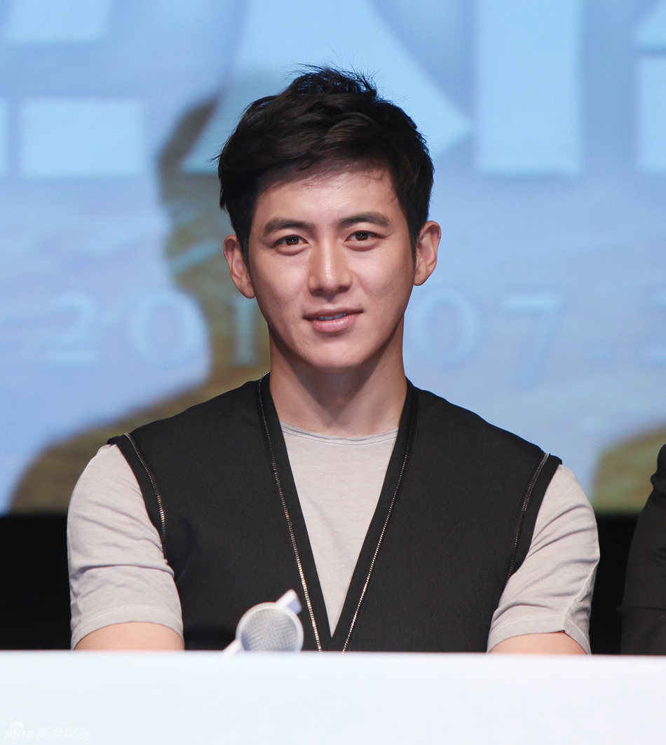 高修申河均宣传《高地战》 金玉彬红发抢镜 - 新闻中心 - 佛山信息网 | FSEHOME.COM