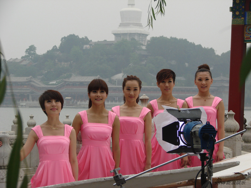 组图:青春<em>美少女</em>组合重拍《<em>让我们荡起双桨</em>》