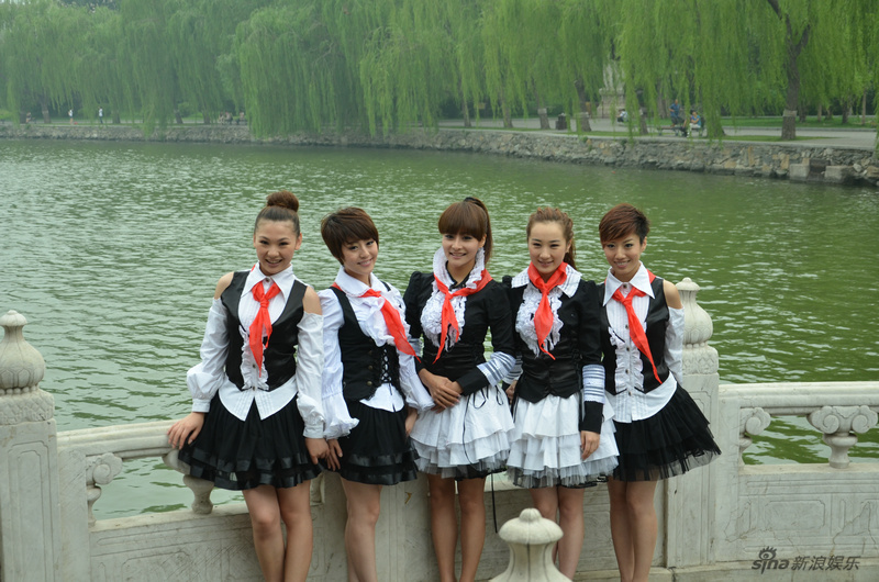 组图:青春<em>美少女</em>组合重拍《<em>让我们荡起双桨</em>》