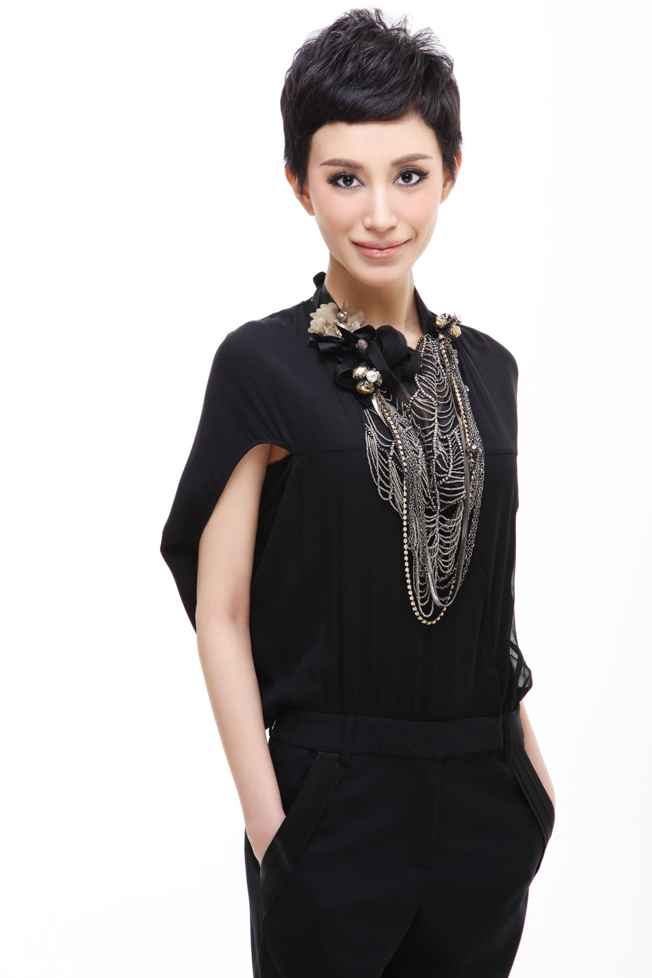 组图:侯角跨界当模特拍摄包包主题时尚大片-- 