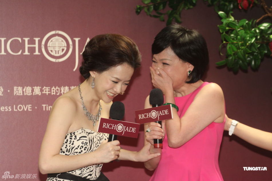 组图:曾宝仪与妈妈代言珠宝