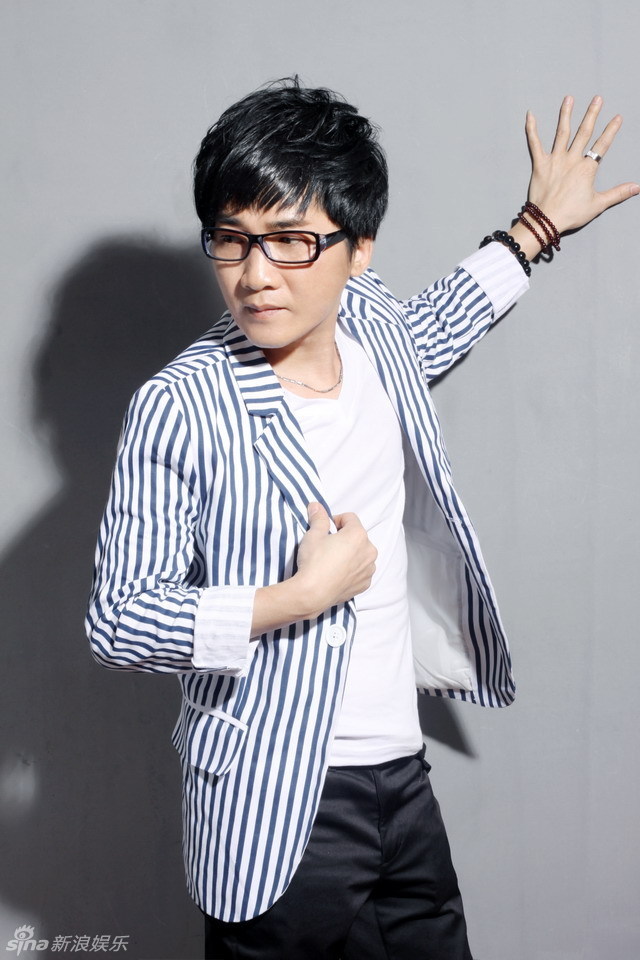 组图:曾春年休闲西装亮相 时尚装扮帅气硬朗_高清图集_新浪网