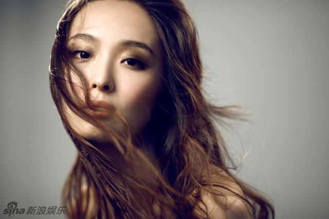 李曼首次尝试金色眼妆