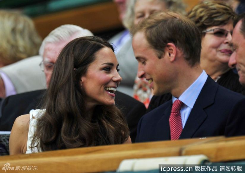 组图: 威廉凯特 夫妇助阵温网 频频交头接耳秀甜