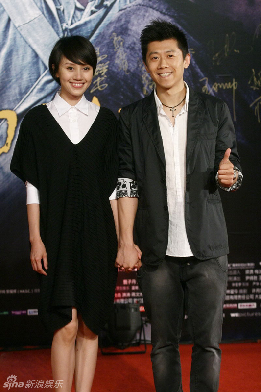 高清图:夏雨袁泉携手《武侠》首映 黑白搭显默契_高清