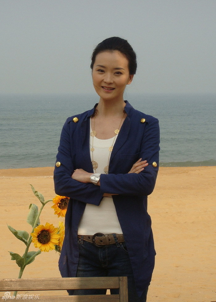 组图:《漂亮主妇》王艳自备服饰 装束受追捧_高清图集