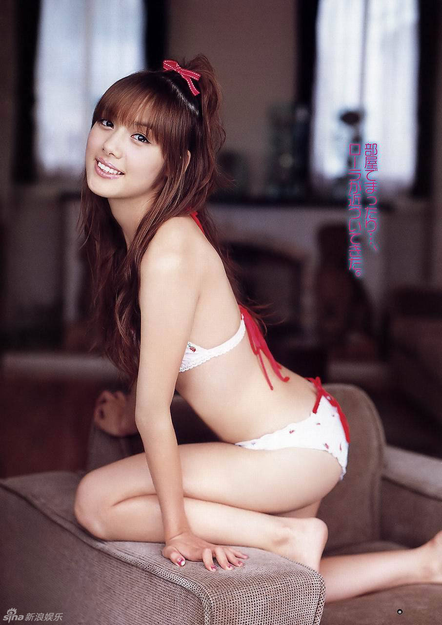 高组图:前<em>超女陈怡</em>日本拍写真 比基尼制服齐上
