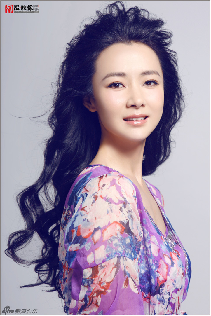组图:陈依莎尽显熟女风情 披肩卷发浪漫温婉_高清图集