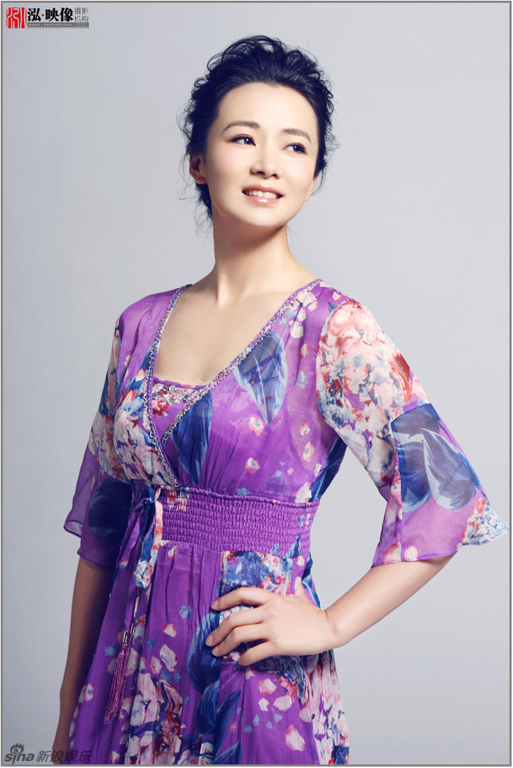 组图:陈依莎尽显熟女风情 披肩卷发浪漫温婉_高清图集