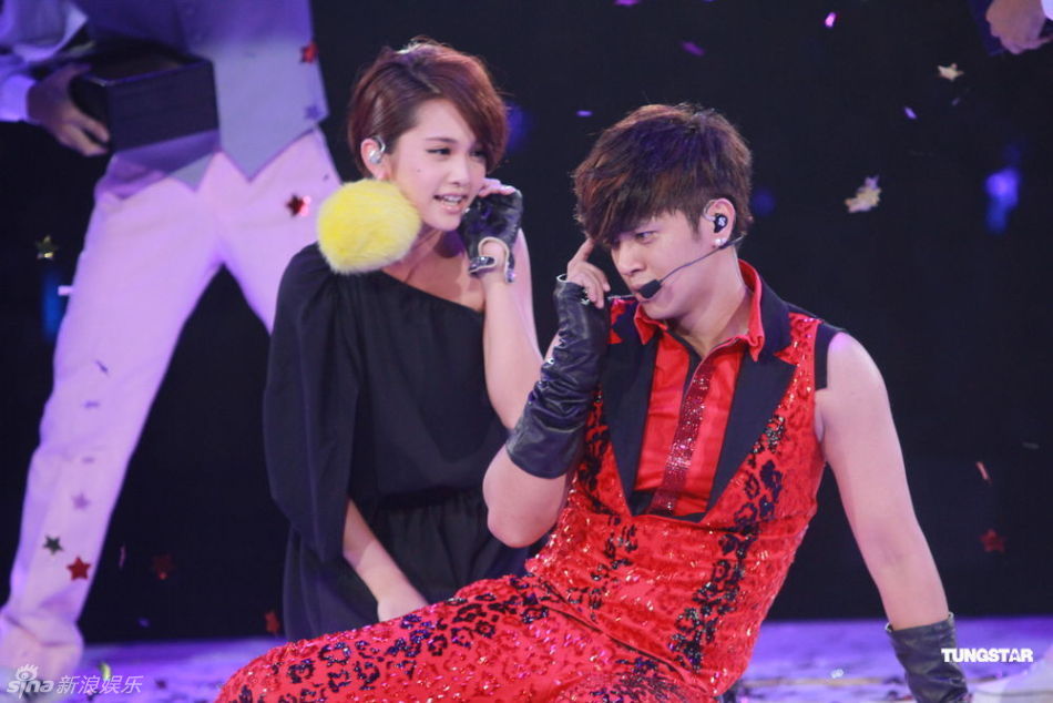 组图:罗志祥俏皮红衫红馆开唱 摔倒杨丞琳怀中