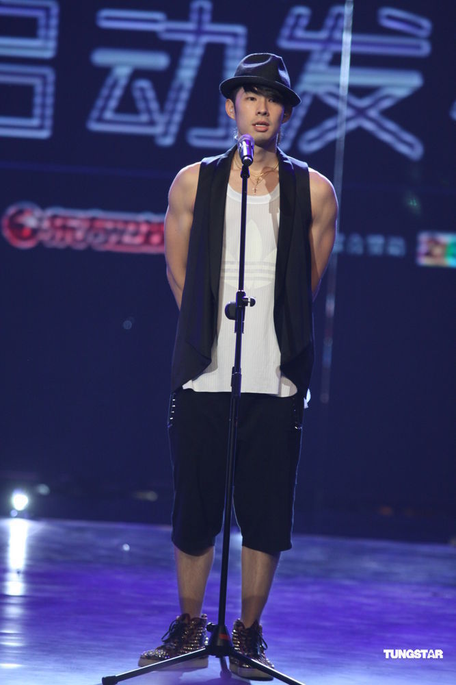 组图:吴建豪《舞林大会》热舞 张一山扎马尾助