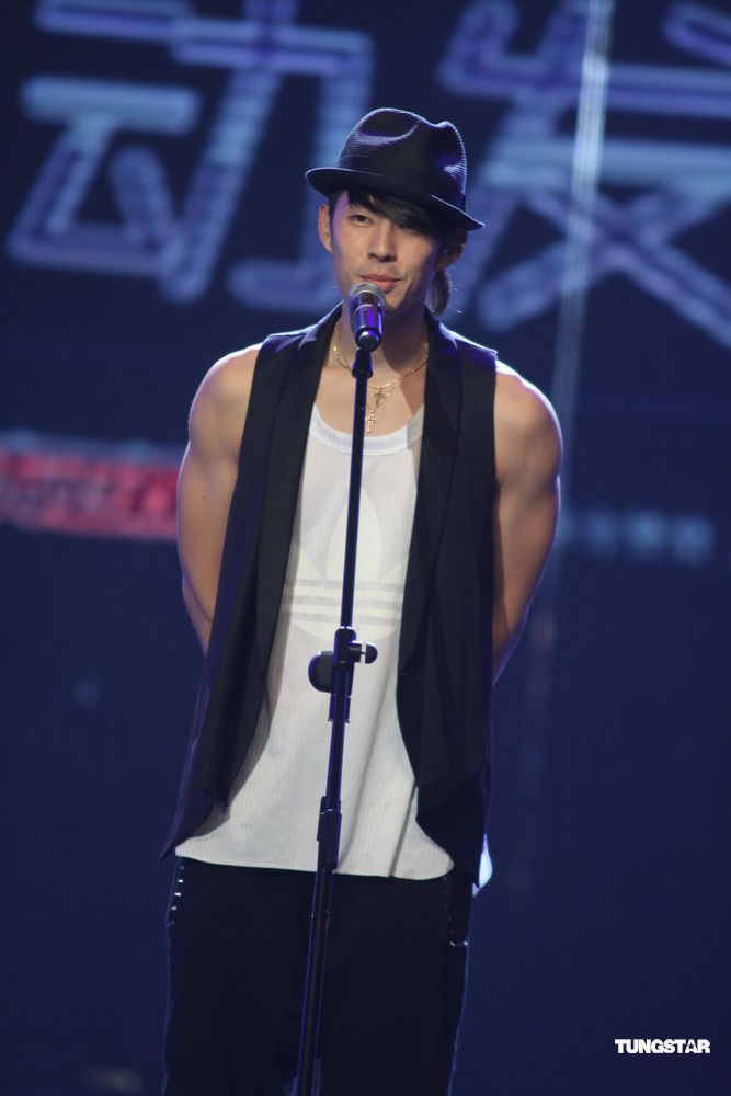 组图:吴建豪《舞林大会》热舞 张一山扎马尾助