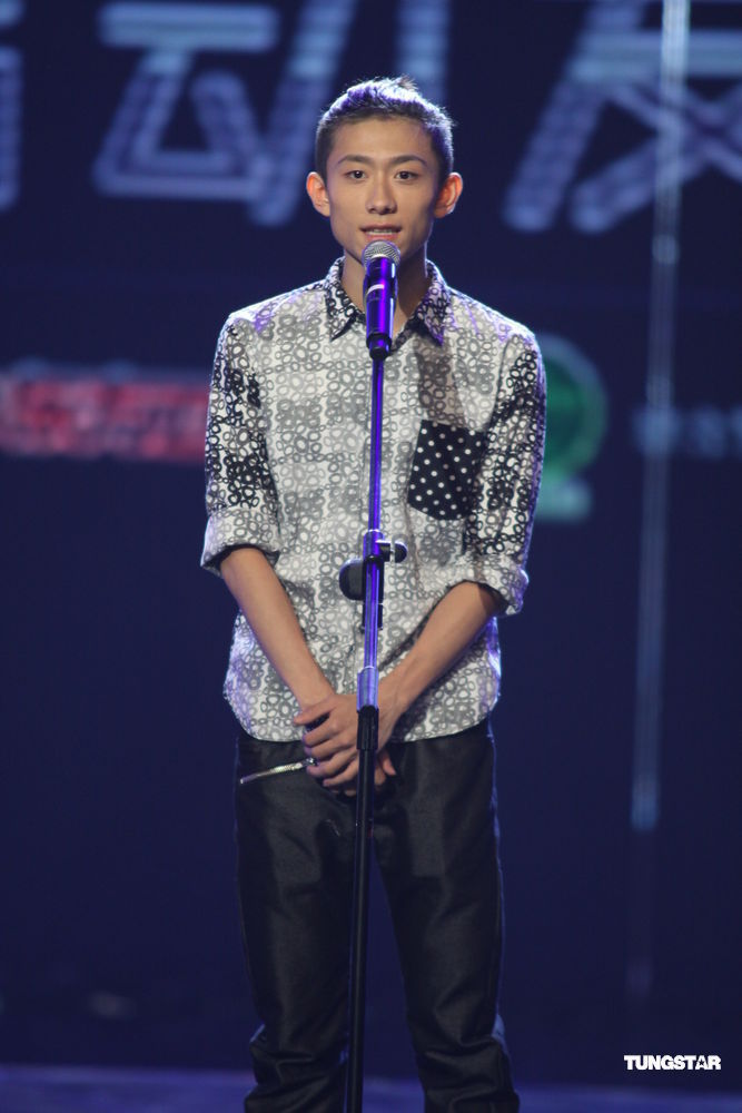 组图:吴建豪《舞林大会》热舞 张一山扎马尾助