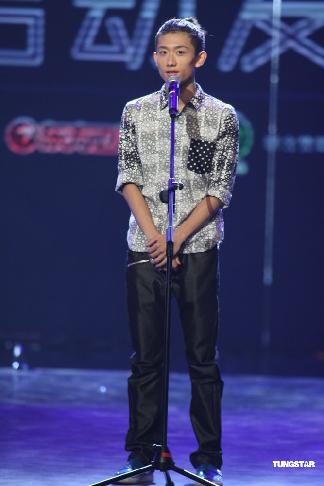 组图:吴建豪《舞林大会》热舞 张一山扎马尾助