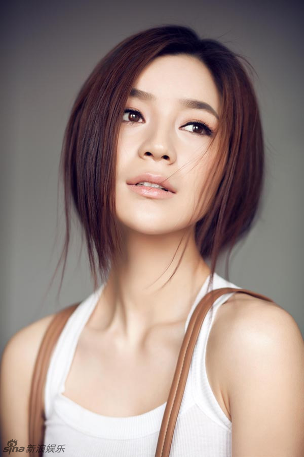 嘉妮五官精美