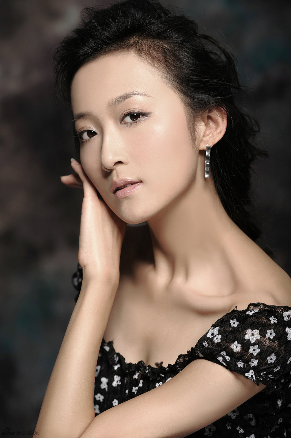 刘佳佳轻抚脸颊做温柔女人