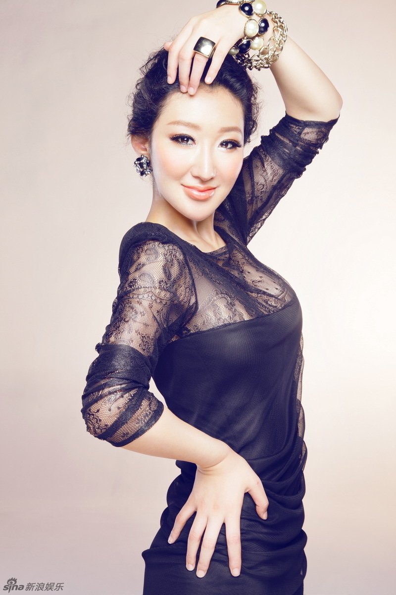 李依馨拍黑白天鹅写真