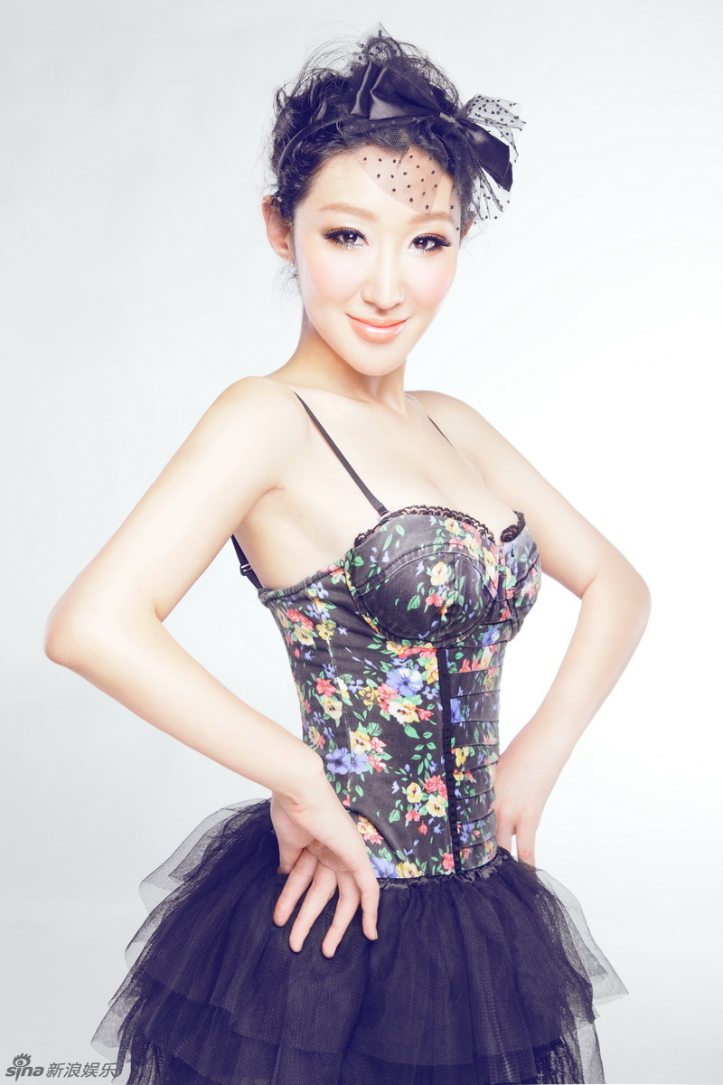 李依馨拍黑白天鹅写真