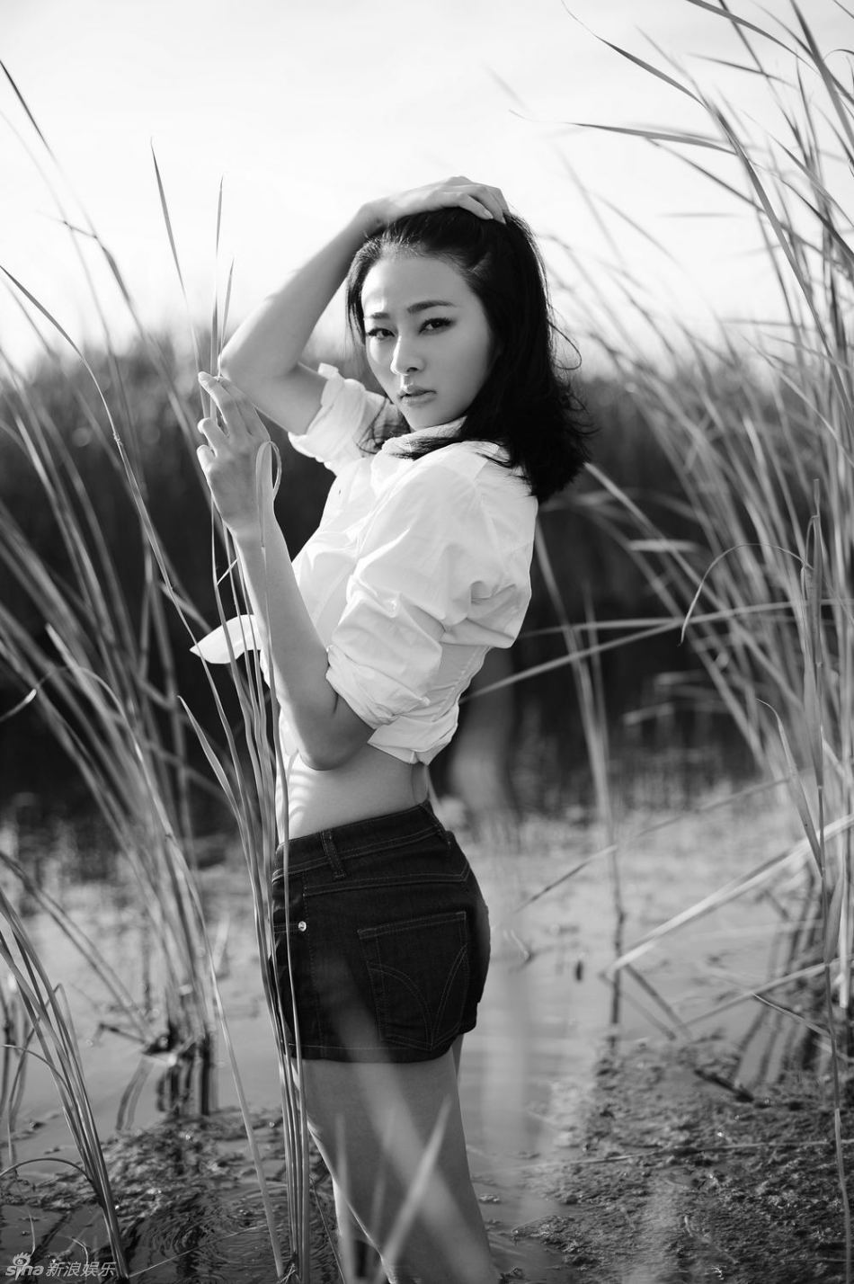 组图:小斯琴高娃黑白写真曝光 清纯魅惑两肩挑_高清
