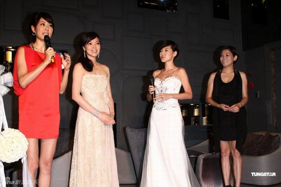 小s的婚纱_动漫婚纱情侣头像(2)