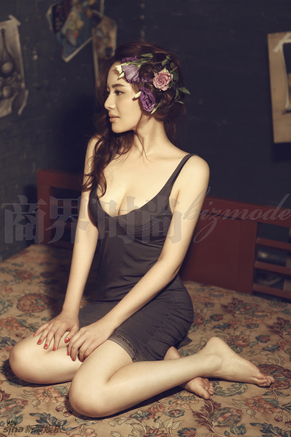 女星孟茜肌肤如水