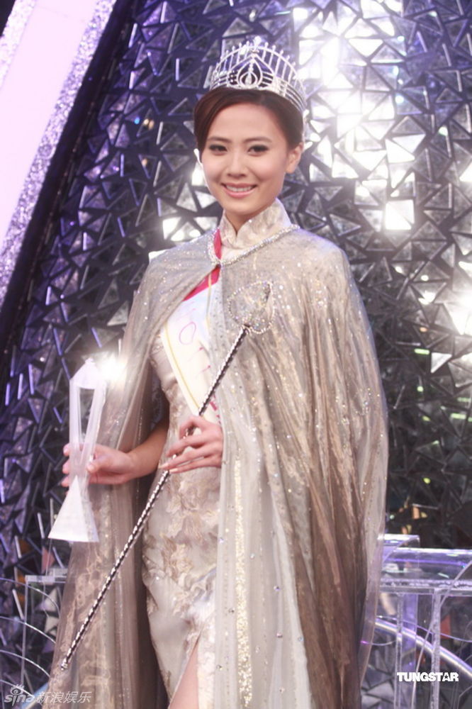 组图:2011港姐5号朱晨丽夺冠 与母亲相拥难掩