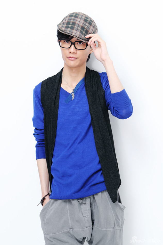 组图 许嵩全新写真曝光 文艺范不忘卖萌