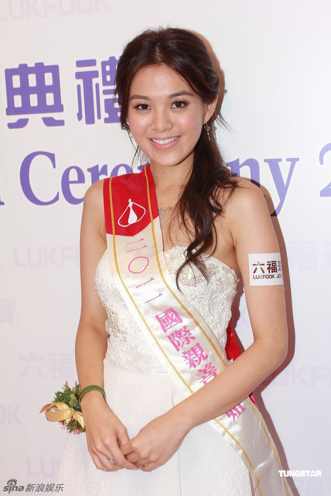 应届港姐国际亲善小姐梁丽翘; 上届港姐为朱晨丽加冕