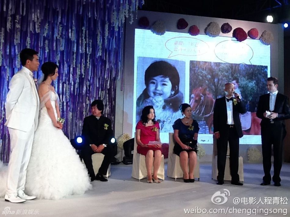 组图:<em>董璇</em>父亲引女儿入场 <em>父母</em>祝酒感谢来宾 -