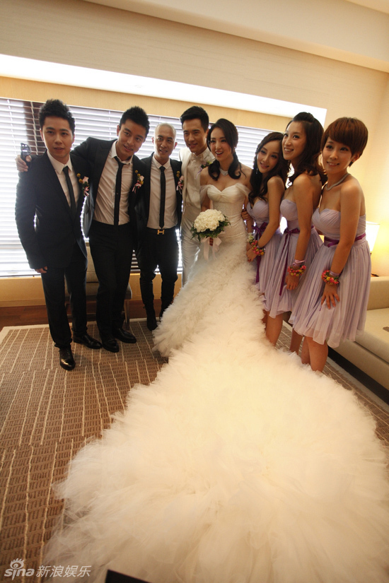 组图:<em>董璇</em>父亲引女儿入场 <em>父母</em>祝酒感谢来宾 -