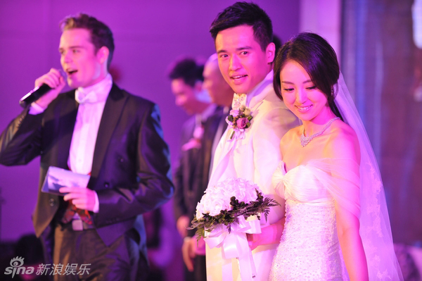 董璇的婚纱_佟丽娅董璇婚纱