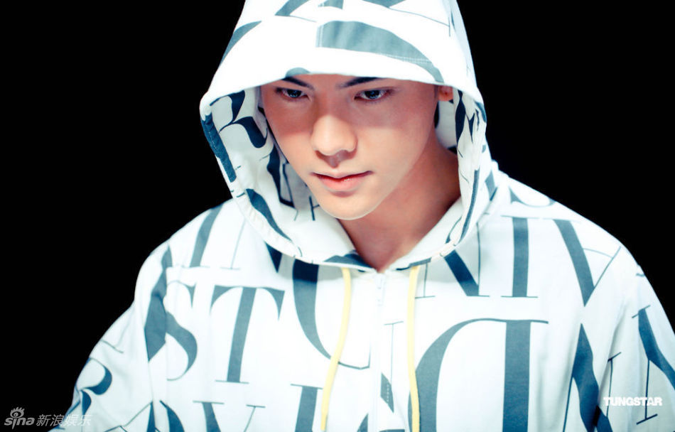 组图: 陈伟霆 MV寓意爱情需努力争取 施展慢动作