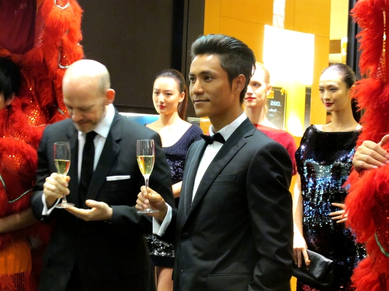 组图:<em>陈坤</em>西藏归来皮肤黝黑 笑称黑人混时尚