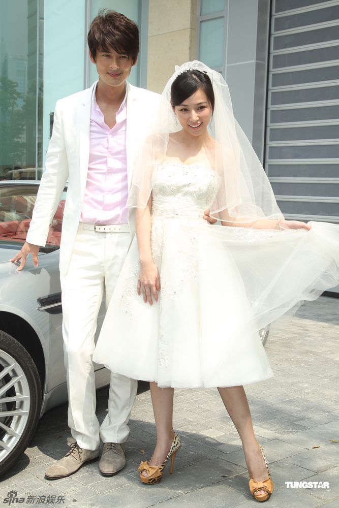 拍婚纱照高跟鞋_拍婚纱照美甲(3)