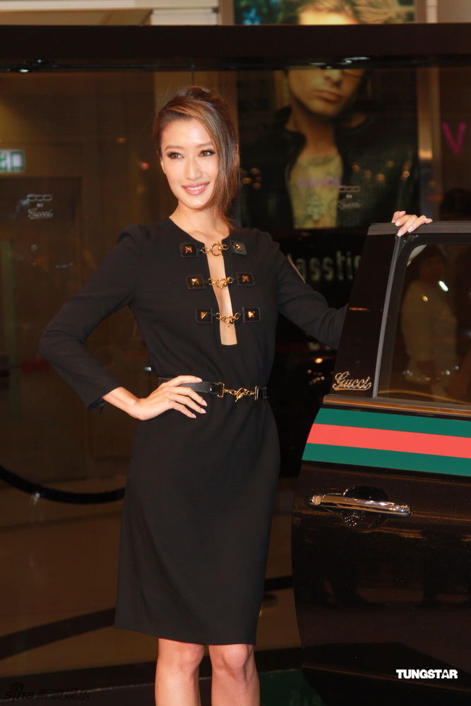 组图: 谢婷婷 袒胸装娇嫩亮相摆造型大秀性感