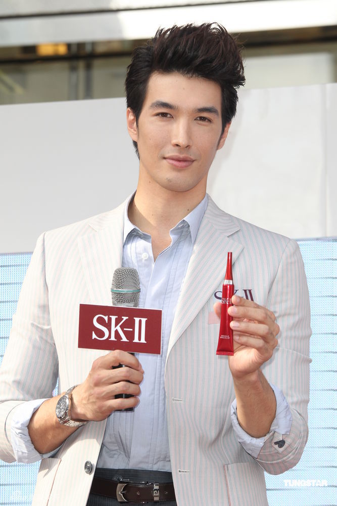 组图:锦荣谈嫩模顾左右而言他 暗示jolin眼睛漂